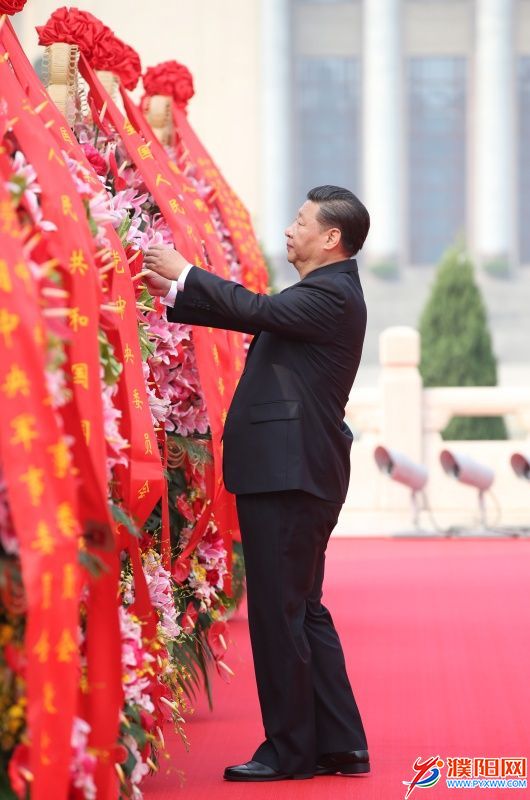9月30日上午，党和国家领导人习近平、李克强、张德江、俞正声、刘云山、王岐山、张高丽等来到北京天安门广场，出席烈士纪念日向人民英雄敬献花篮仪式。这是习近平整理花篮上的缎带。新华社记者 姚大伟 摄.jpg