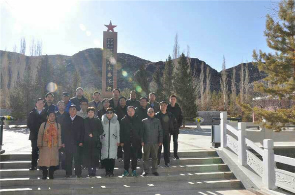 缅怀革命先烈 牢记援疆使命——第九批驻伊吾援疆干部人才祭扫伊吾四十天保卫战烈士陵园