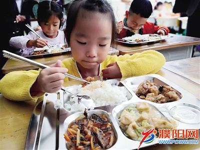 学生在校吃上丰富的午餐