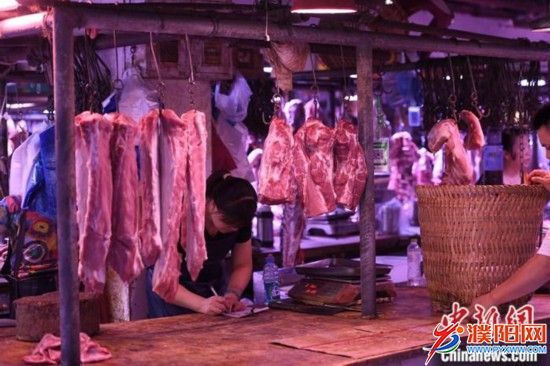 资料图为重庆一农贸市场内的商家挂满充足的猪肉。<a target='_blank'  data-cke-saved-href='http://www.chinanews.com/' href='http://www.chinanews.com/'><p  align=