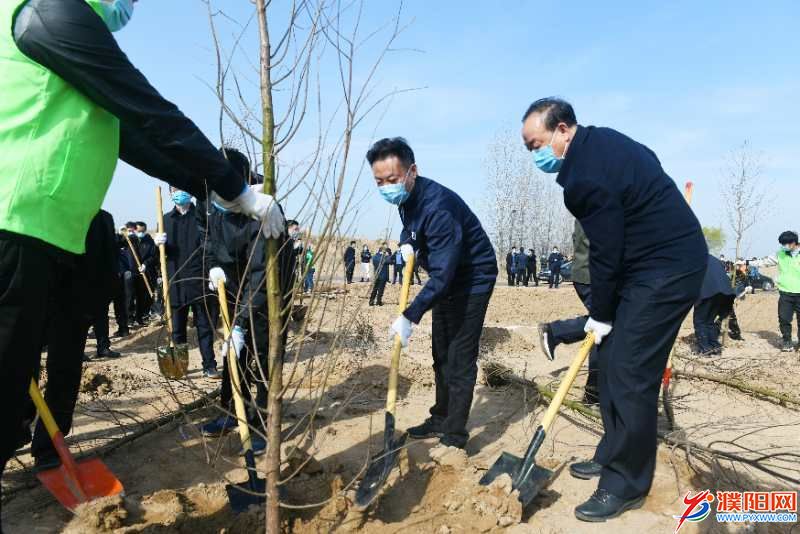 宋殿宇杨青玖与干部群众一同参加春季义务植树活动