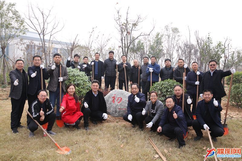 市委党校第40期中青班学员在新校区义务植树