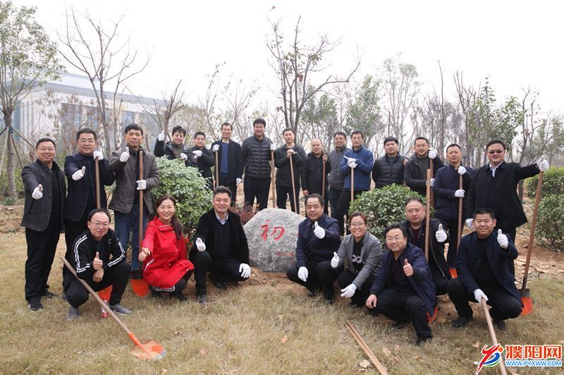 市委党校第40期中青班学员在新校区义务植树