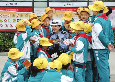 公安民警进校园普法