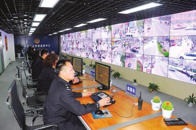 濮阳市视频监控中心监控员正进行视频巡查