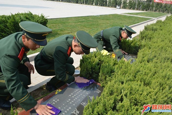 支队官兵正在清扫烈士墓y.JPG