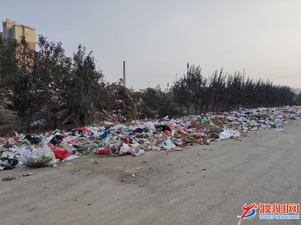 道路扬尘垃圾遍地  建筑工地喷涂作业