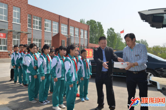 星空体育app官网：爱心人士尹增群捐赠爱心图书(图3)