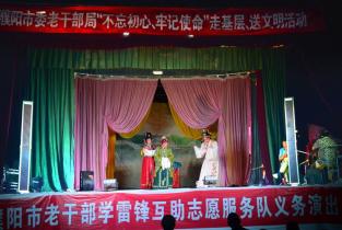 新刘坑村民看《拷红》 新刘坑村民看《拷红》