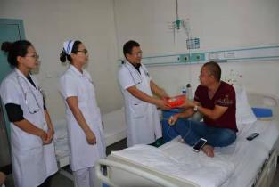 濮阳惠民医院中秋节为患者送月饼 濮阳惠民医院中秋节为患者送月饼