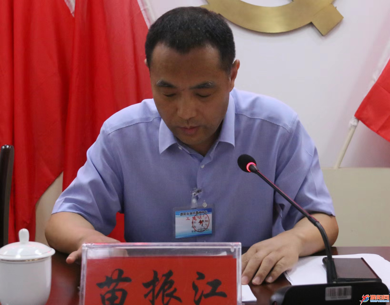 苗振江讲话市油田教育中心工会主席齐为玉主持大会在庄严的国歌声中拉