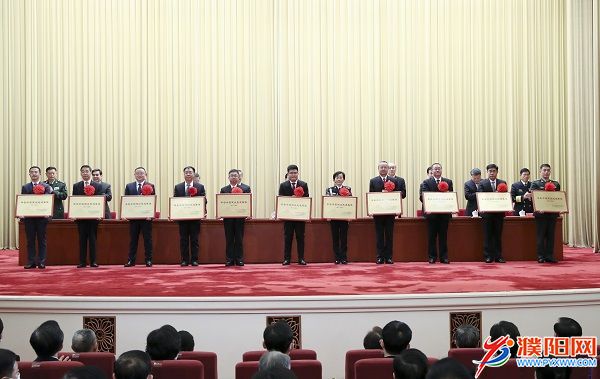 1.12月15日，副市长、市公安局党委书记、局长王延青在北京领取“平安中国建设先进集体”奖牌。.jpg