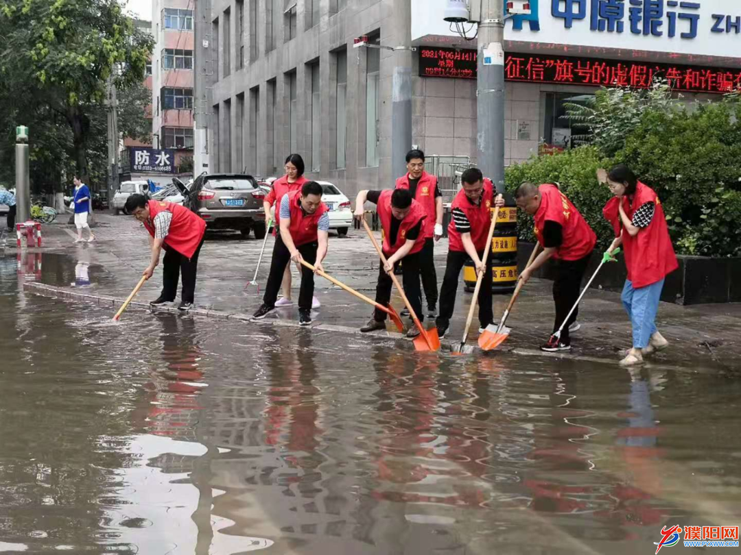 “红马甲” 在行动 志愿服务方便民众