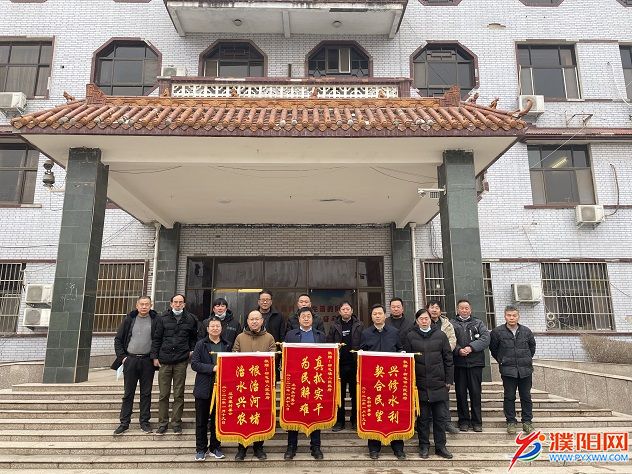 村民给柳屯镇党委政府送锦旗时的情景.jpg