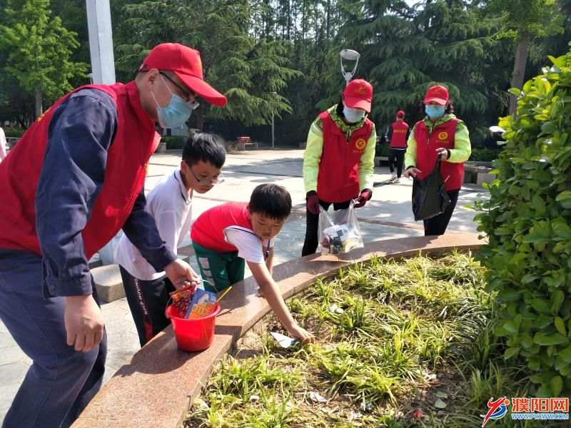 志愿者积极行动让城市更文明