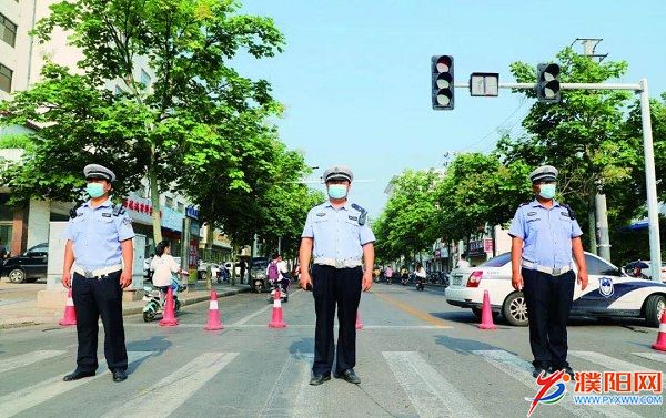 7交警对考点周边道路进行临时管控.jpg