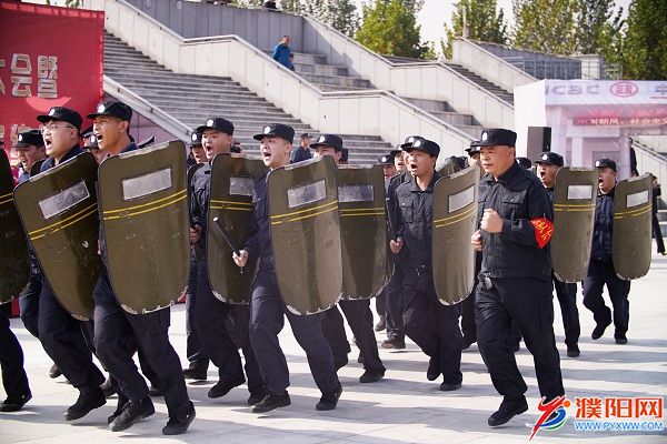 4 市保安公司一大队表演的警棍盾牌术 (1).jpg