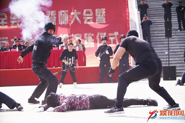5市保安公司六大队表演的方抢劫演练.jpg