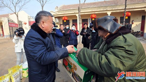 王洪伟在给养老院老人们发慰问金.jpg