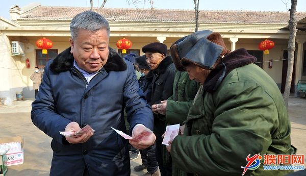 王洪伟在给养老院老人们发慰问金2.jpg