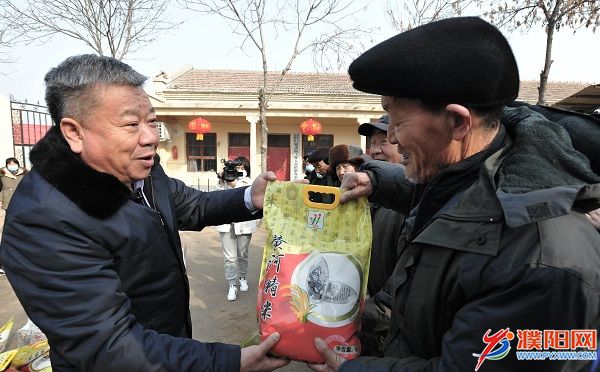 王洪伟在给养老院的老人发放大米等慰问品.jpg