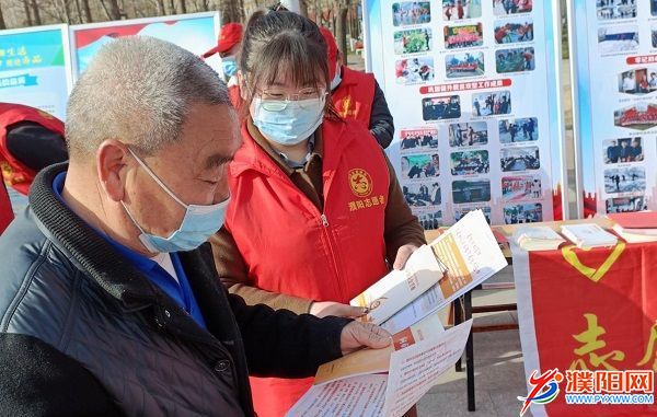 该局积极开展社会主义核心价值观宣传，图为志愿者在耐心回答咨询.jpg