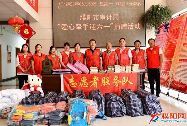 1开展“爱心牵手迎六一”捐赠活动.jpg