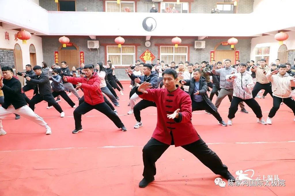 陈炳带领弟子练习太极拳.jpg