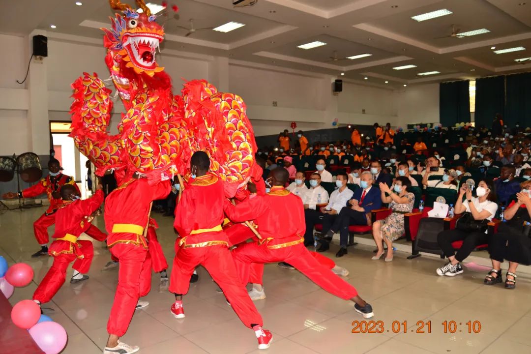 刚果武术协会舞龙、舞狮助兴“春晚”.jpg