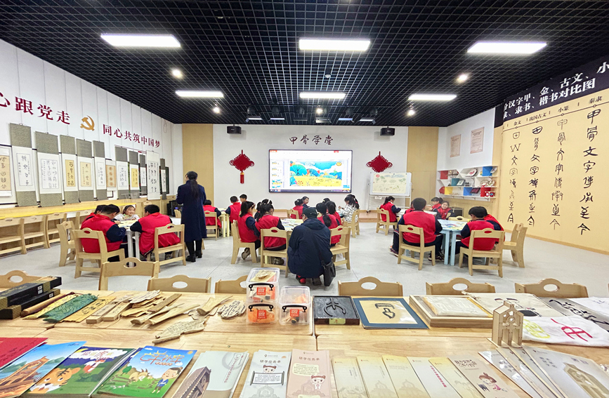 孩子们在学习甲骨文。人民网霍亚平摄