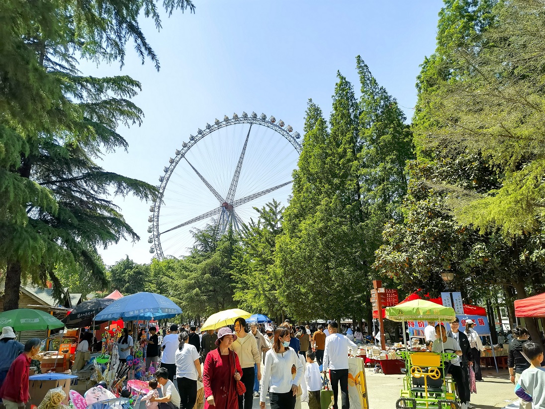 环球体育app在线登录_青山绿水 游人如织(图1)