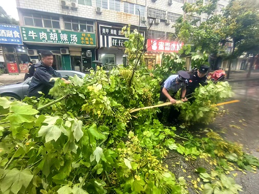 雨中坚守护民安‘米6体育app官方下载’