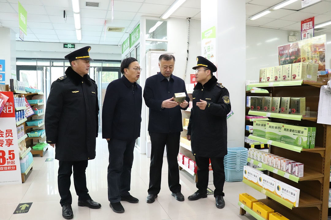 濮阳市市场监督管理局党组成员副局长赵海军检查药品零售企业.JPG