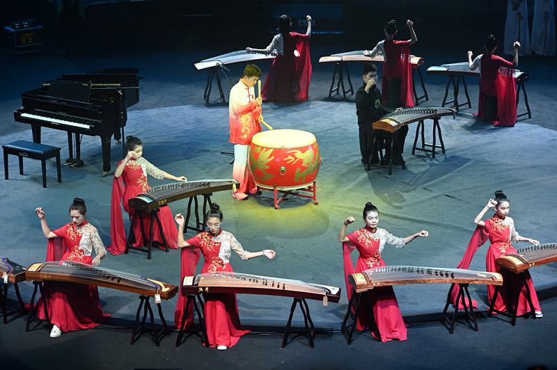 新年前夕，国家主席习近平通过中央广播电视总台和互联网，发表二〇二四年新年贺词。