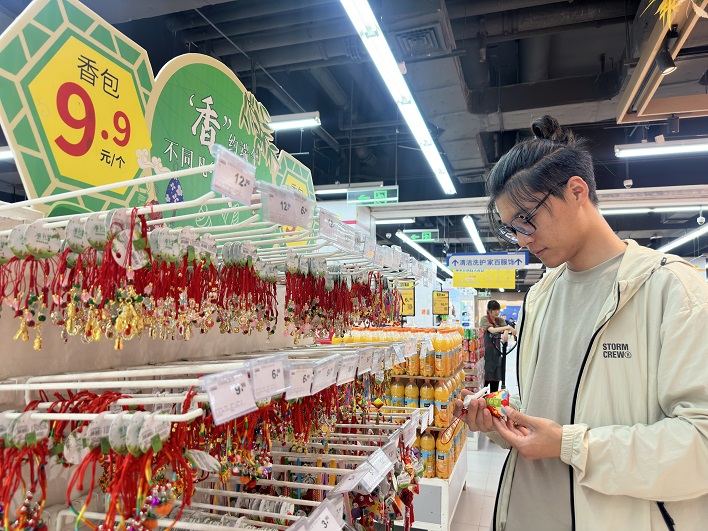 端午节临近 各大超市纷纷上架各类节日用品供市民选择