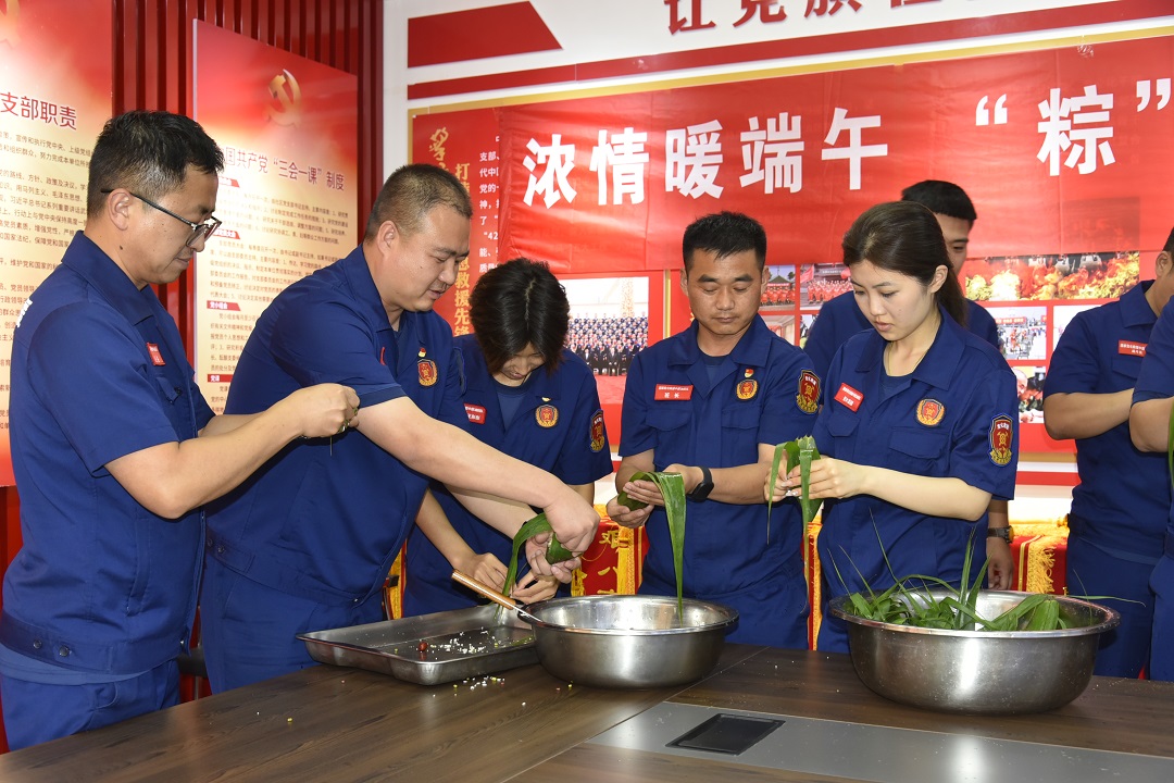 浓情暖端午 粽香飘警营