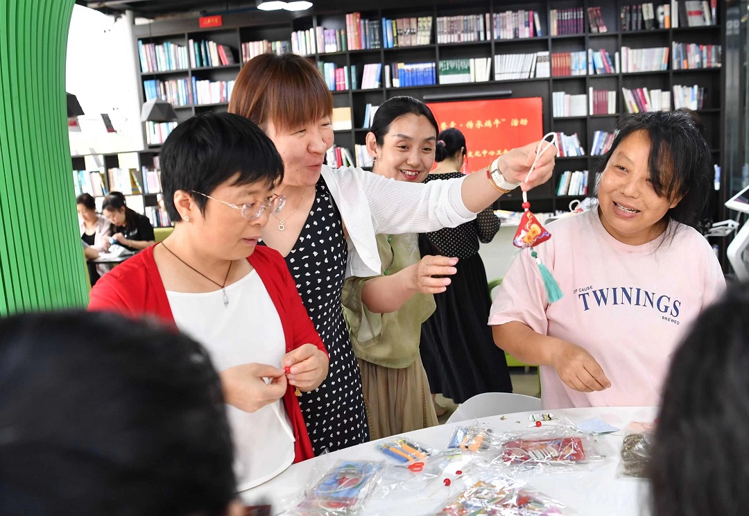 “巧手缝香囊 传承端午情”