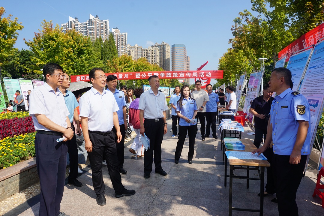 1.1市市场监管局局长、党组书记管红光（前左二）参加“质量月”活动.jpg