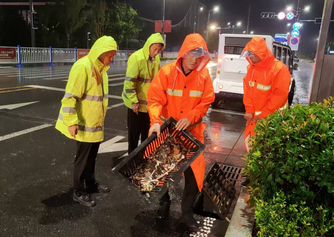 濮阳城管：筑牢雨季防线 守护城市安全