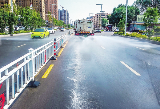 清洗车在长庆路上洒水作业
