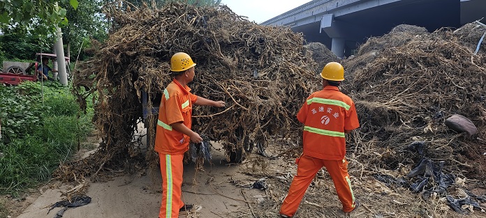 大广高速桥下“顽疾”清除！ 濮阳分公司联合多部门专项行动交出亮眼答卷 (2).jpg