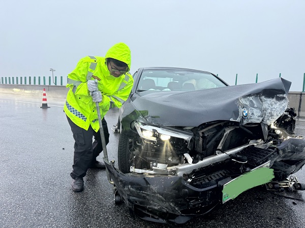 河南交投濮阳分公司：突发交通事故  上演生命救援接力 (3).jpg