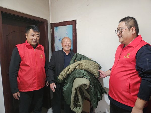 重阳践行敬老传统  交投濮阳志愿行动点亮空巢老人生活 (3).jpg