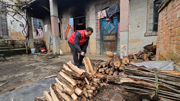 重阳践行敬老传统  交投濮阳志愿行动点亮空巢老人生活 (2).jpg