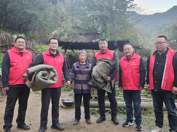 重阳践行敬老传统  交投濮阳志愿行动点亮空巢老人生活 (1).jpg