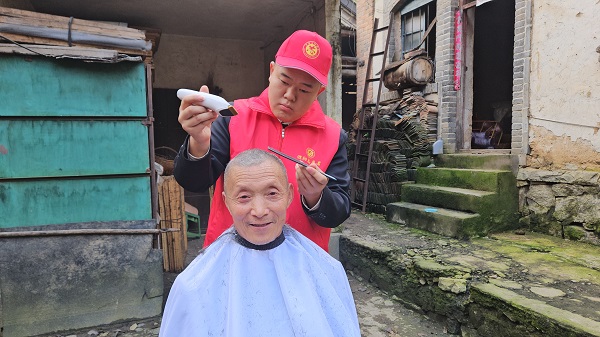 重阳践行敬老传统  交投濮阳志愿行动点亮空巢老人生活 (6).jpg